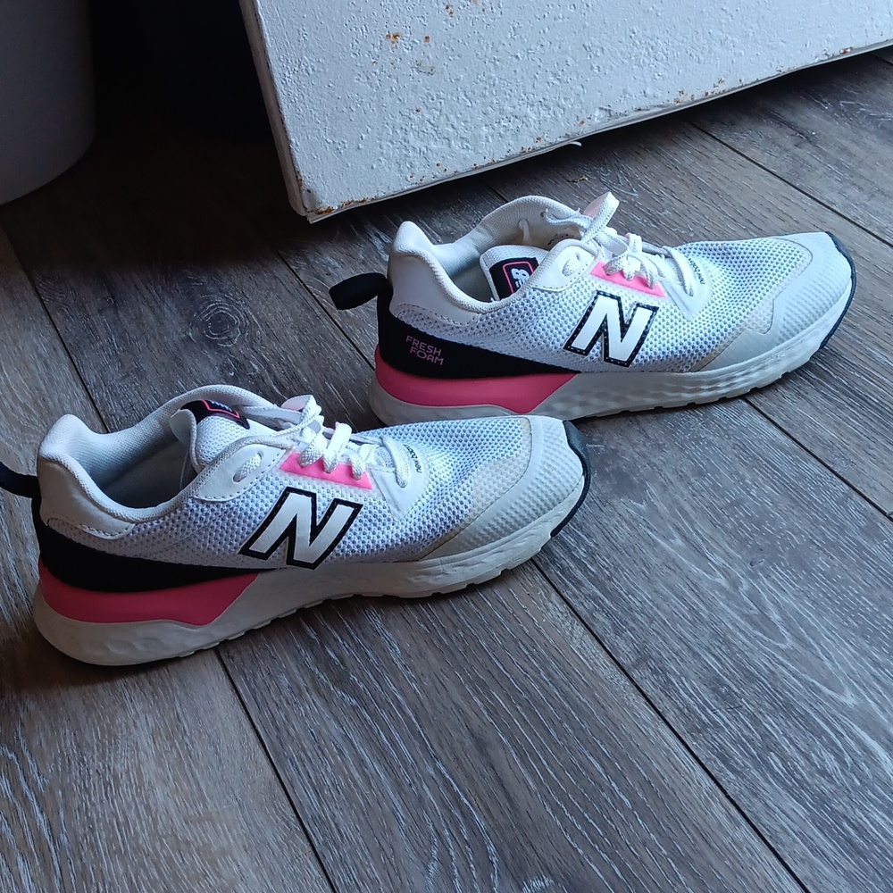 Shoes - Picture 2 of 7